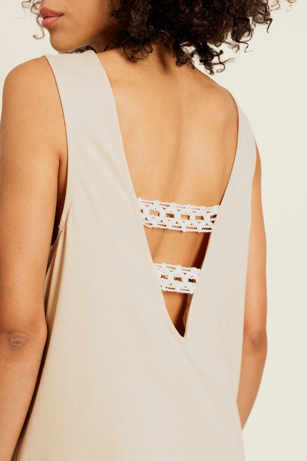LÉONISSE - Robe Longue Beige à Dos Nu Dentelle