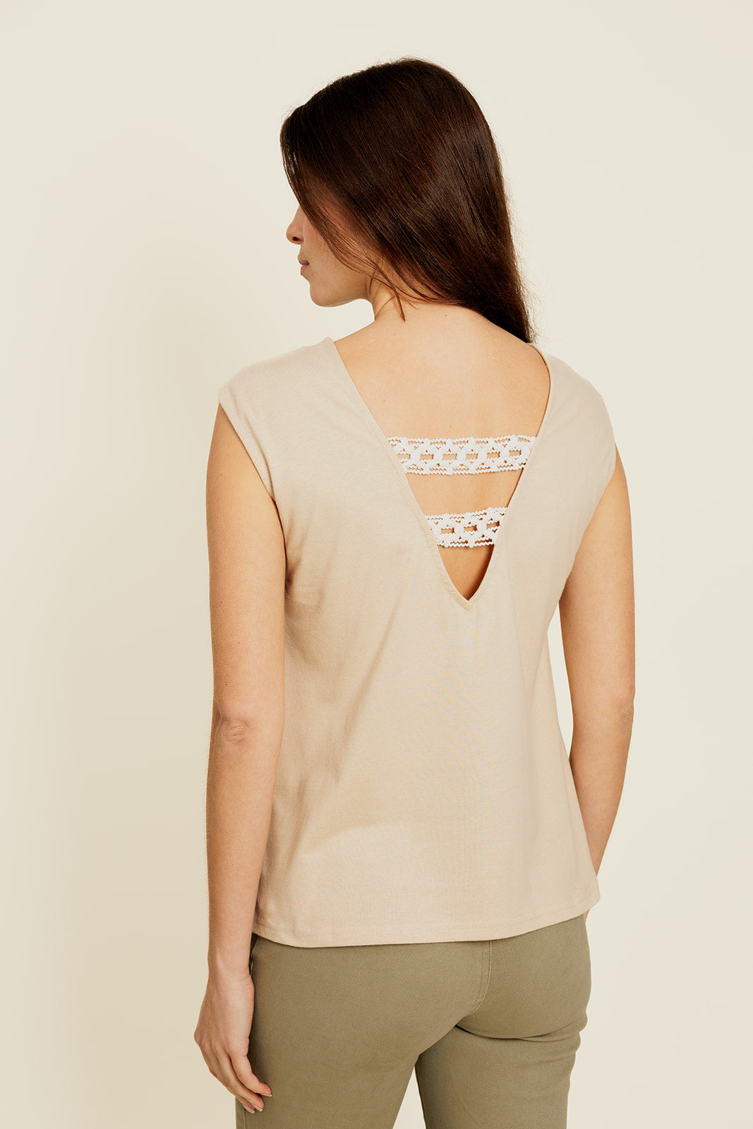 HÉLIOR - T-Shirt Col V Beige Bande dentelle au dos