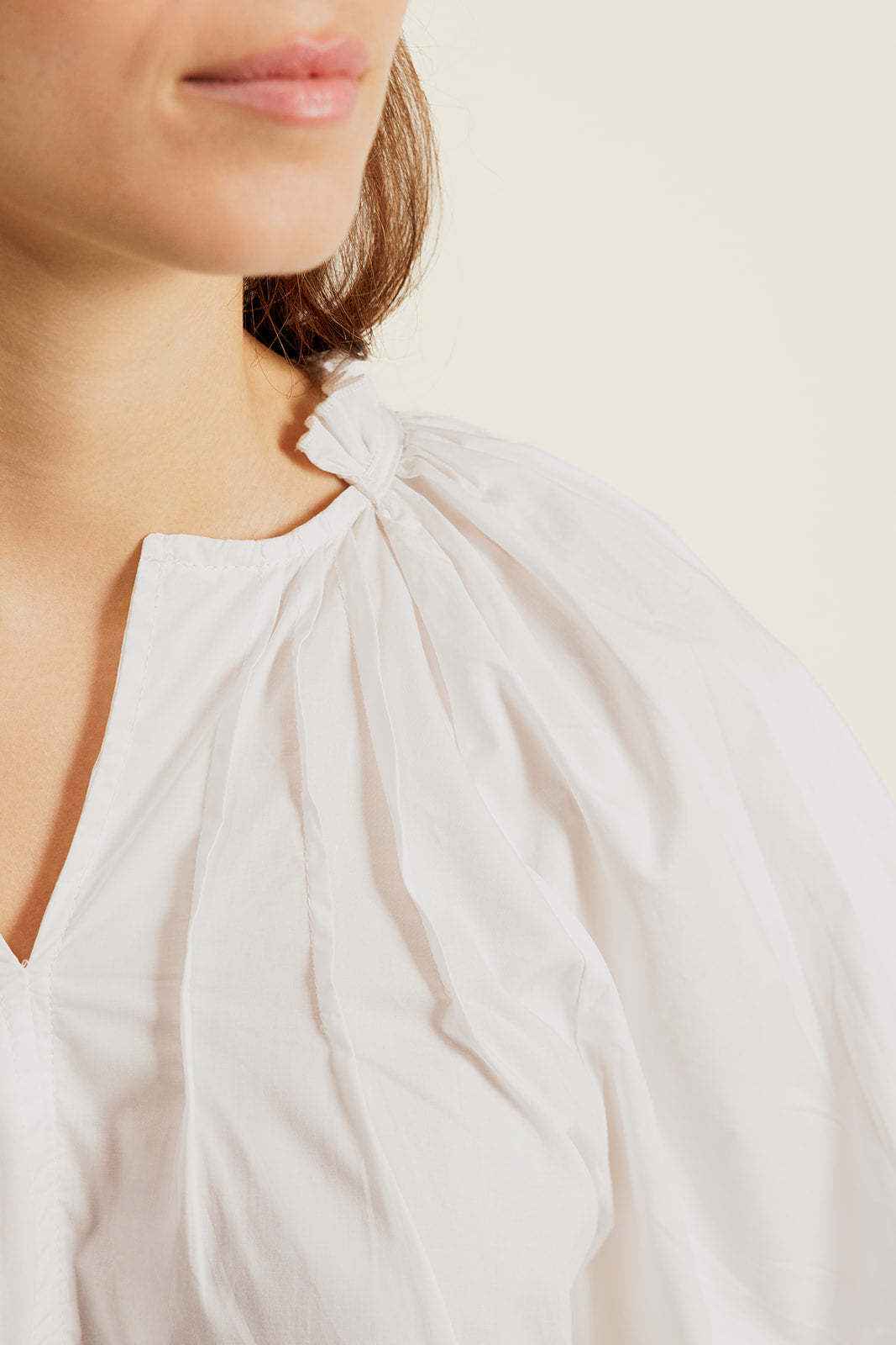 IRÉNOR - Blouse Blanche avec manche 2/3 Ballon et Froufrou