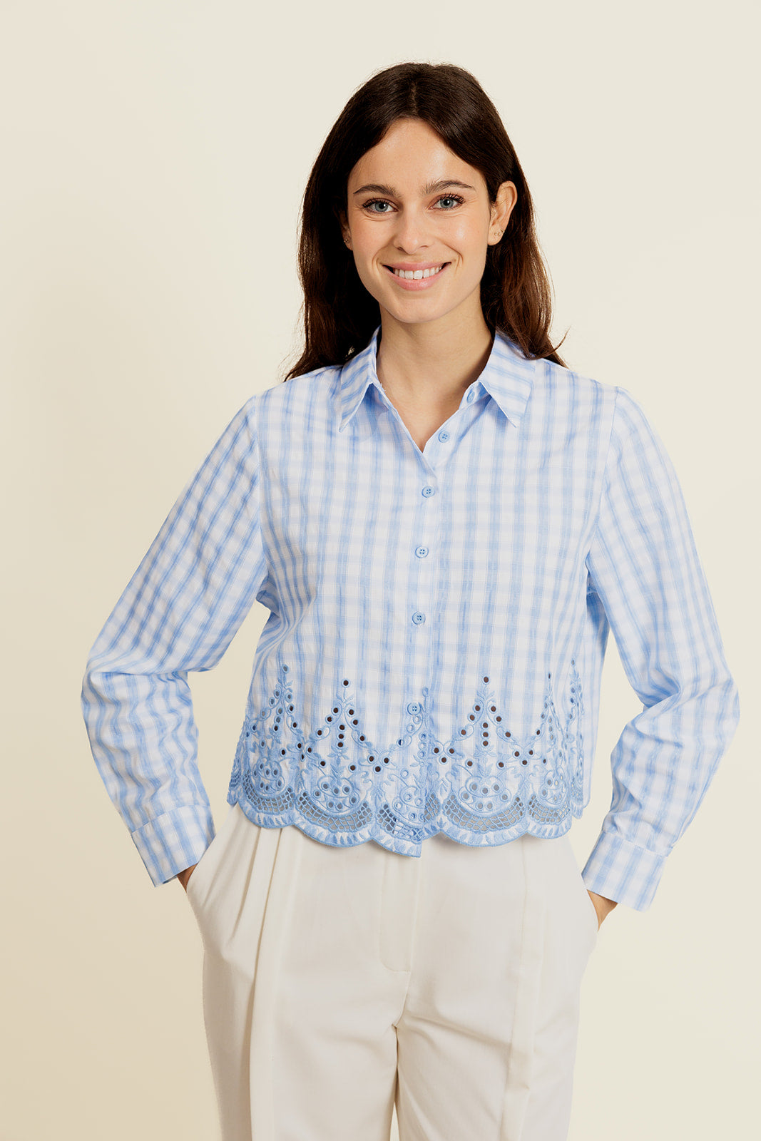 MAËLYS - Chemise à Carreaux Bleue Femme avec Broderies
