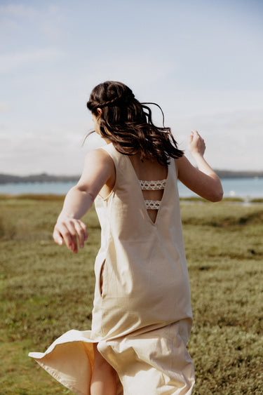 LÉONISSE - Robe Longue Beige à Dos Nu Dentelle