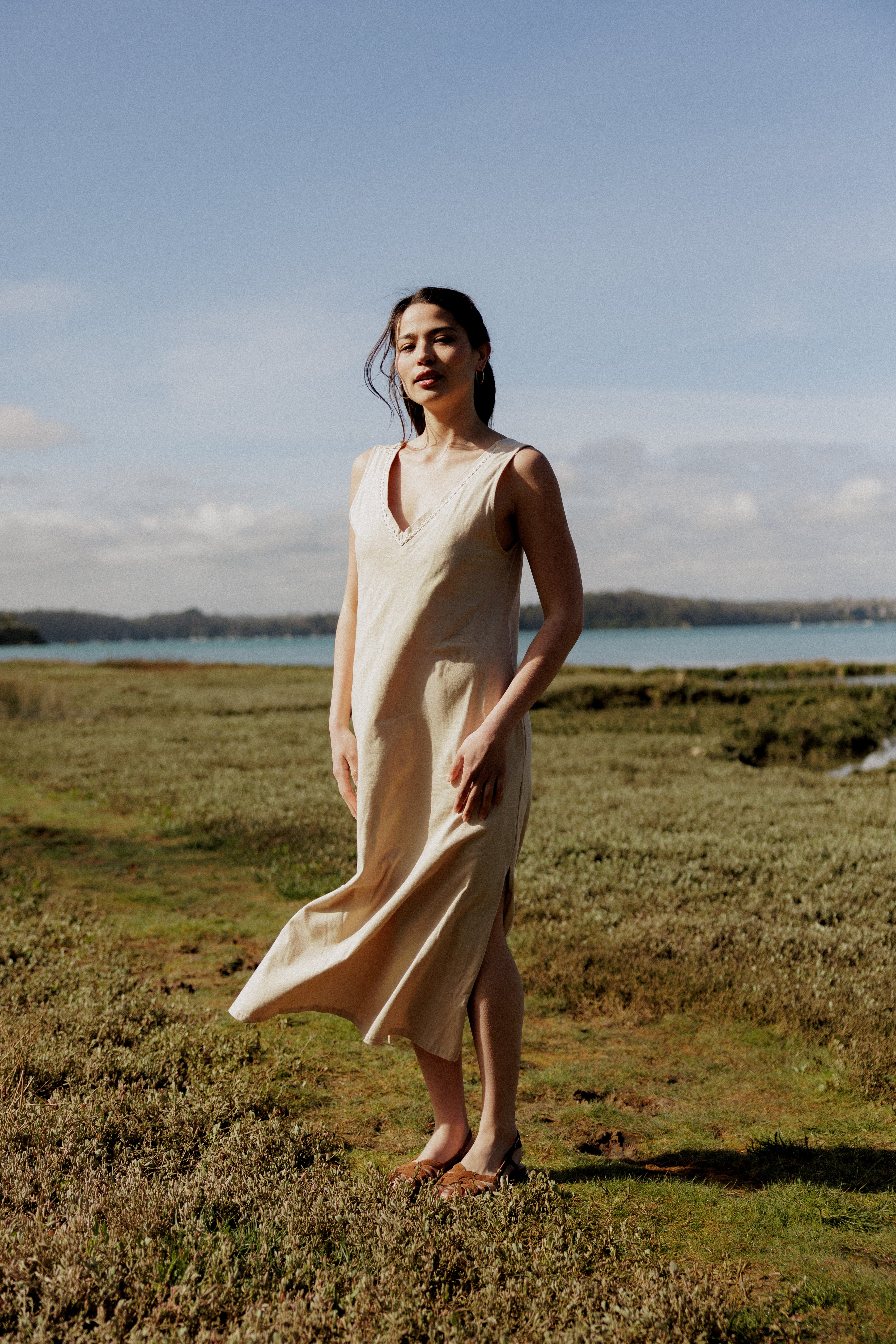 LÉONISSE - Robe Longue Beige à Dos Nu Dentelle