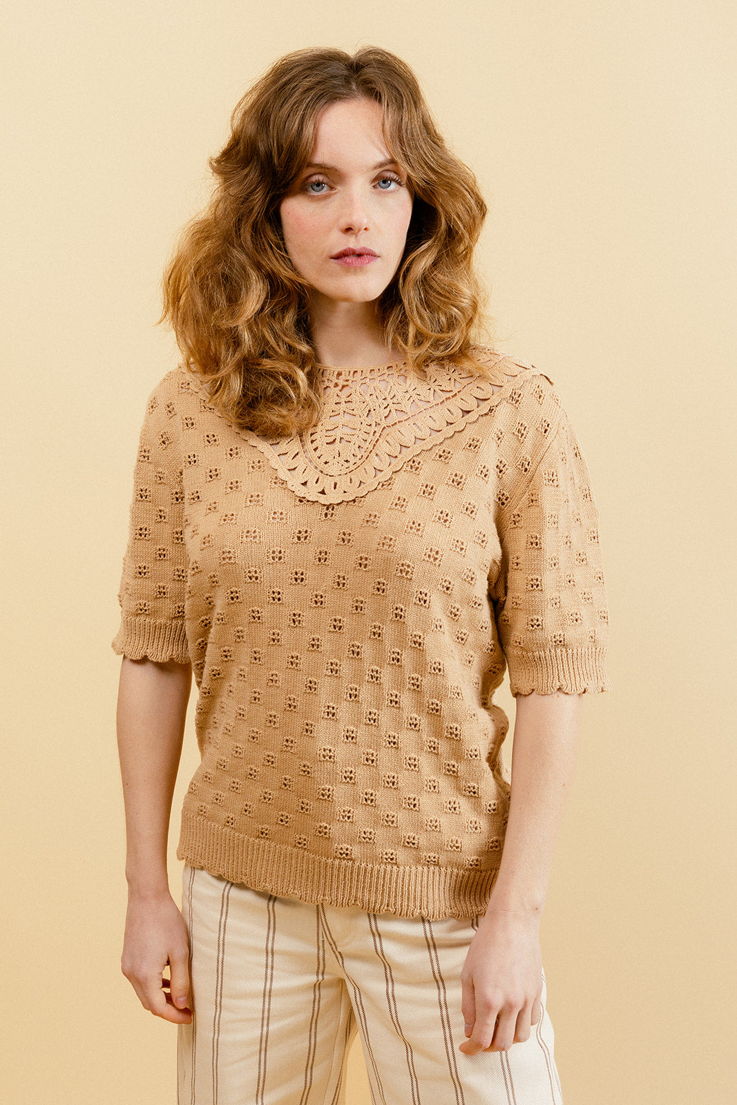 ARIZONA - Pull Camel Uni en Crochet sans Manches Femme