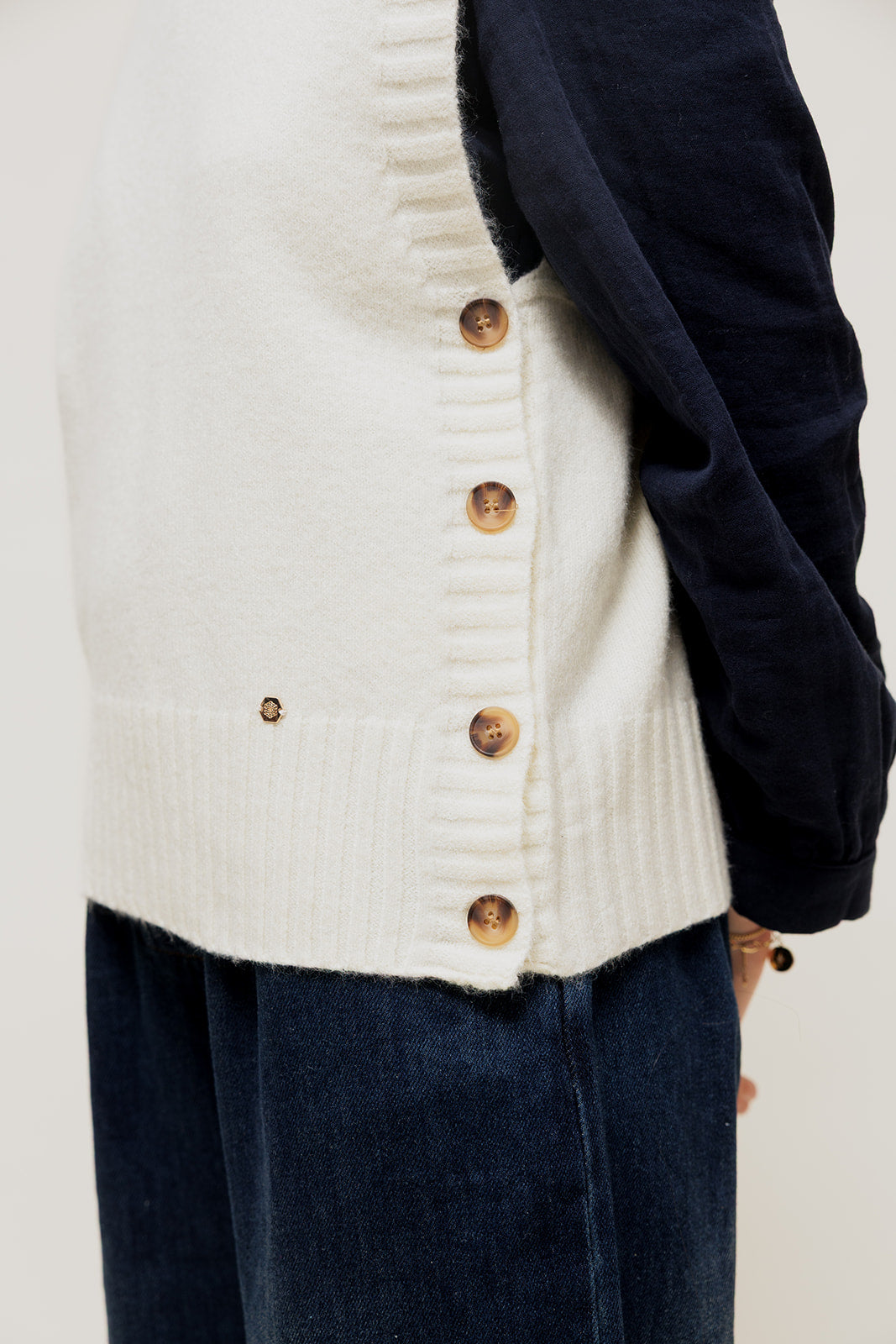 HELYNE - Pull Sans Manches à Boutons Latéraux Écru
