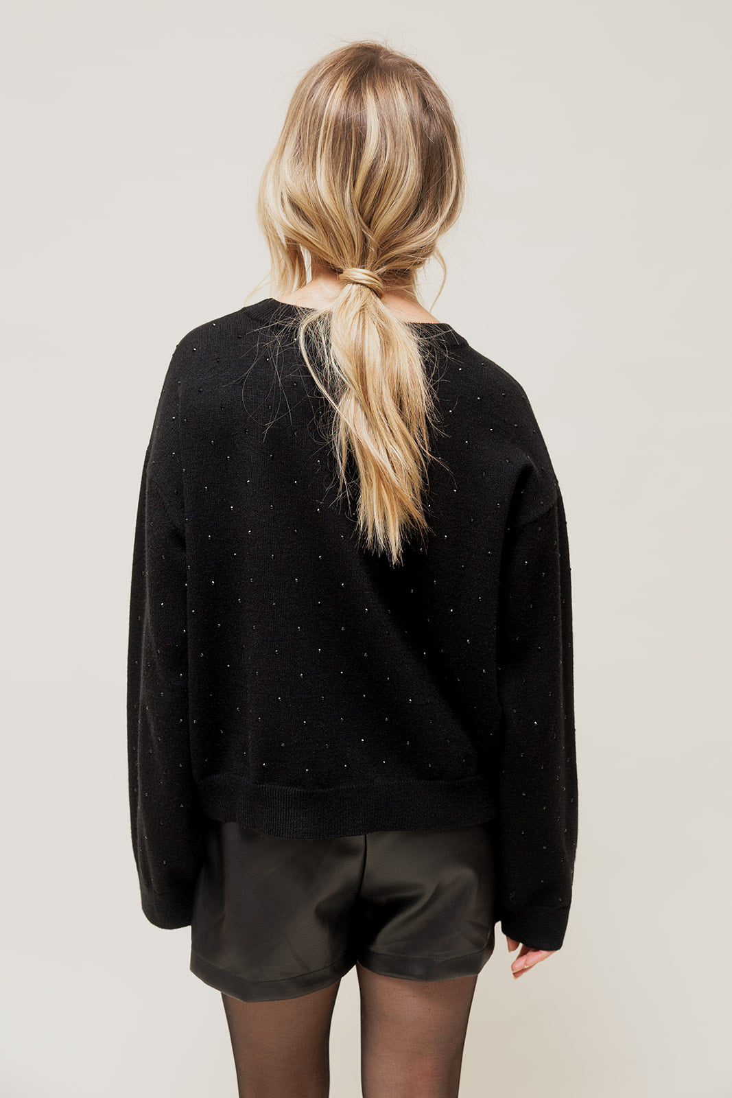 MAELYNE - Pull Col Rond Large avec Strass Noir