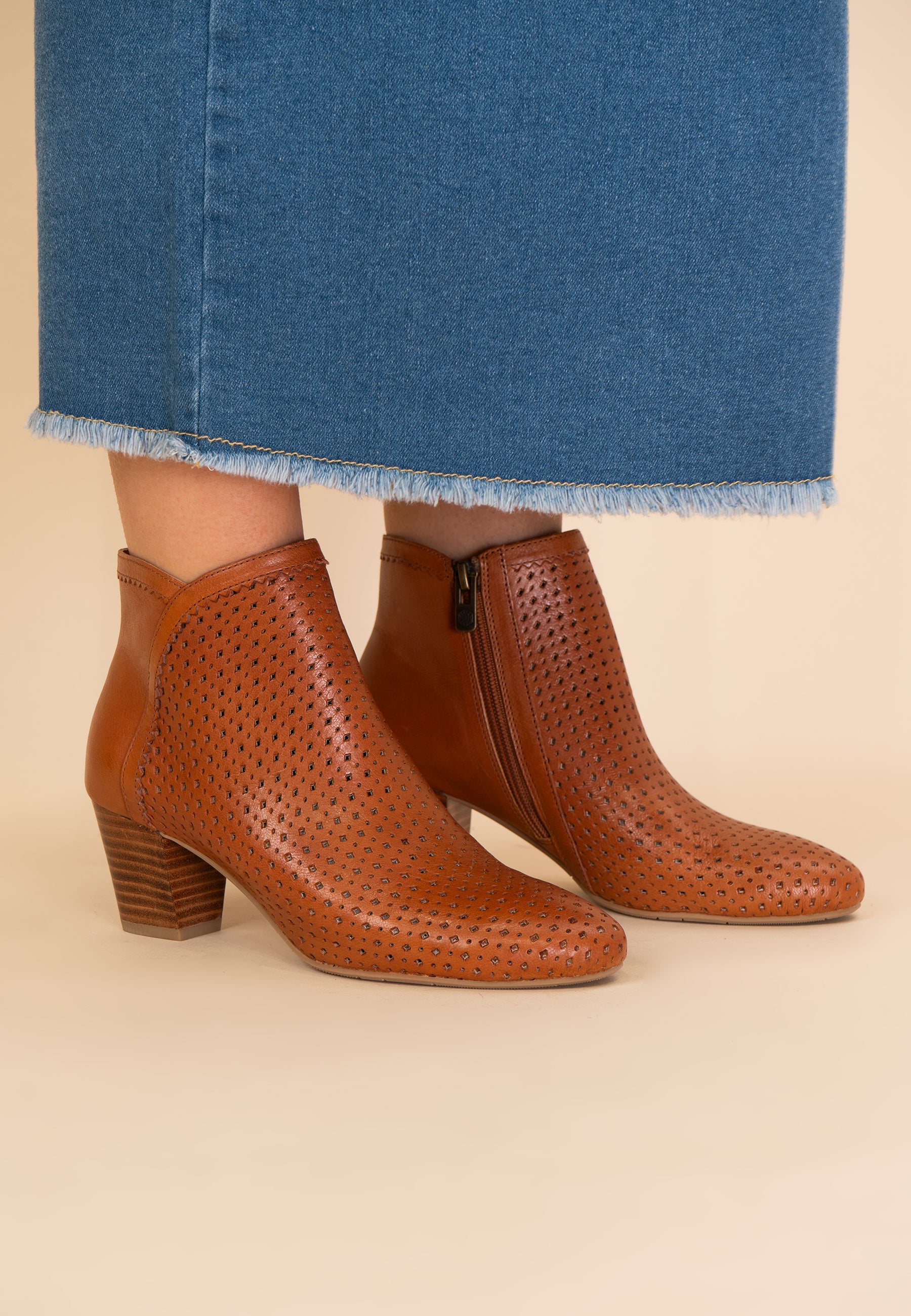 ISABEAU ANKLE BOOTS - CAMEL