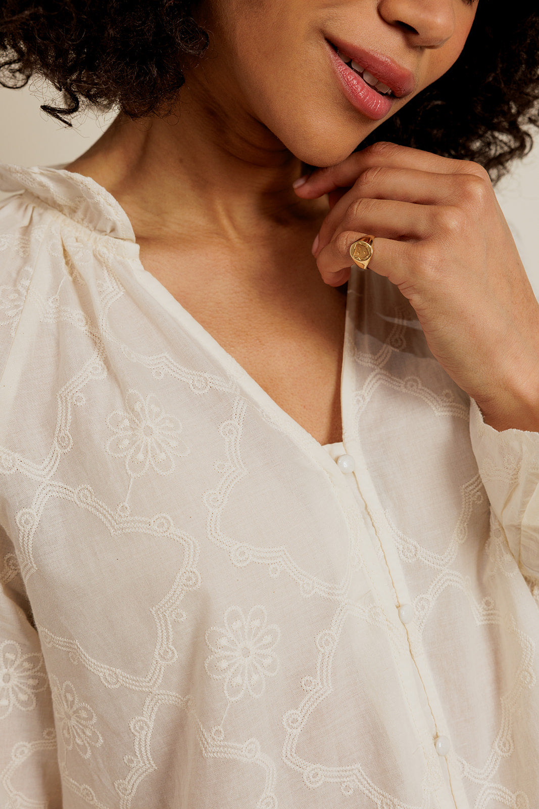 MADISON - Blouse Beige à Volants et Broderies