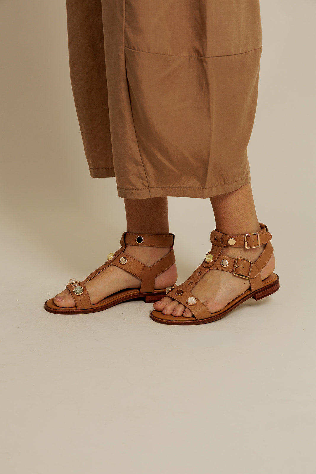 ATHENA - Sandales Plates en Cuir Camel