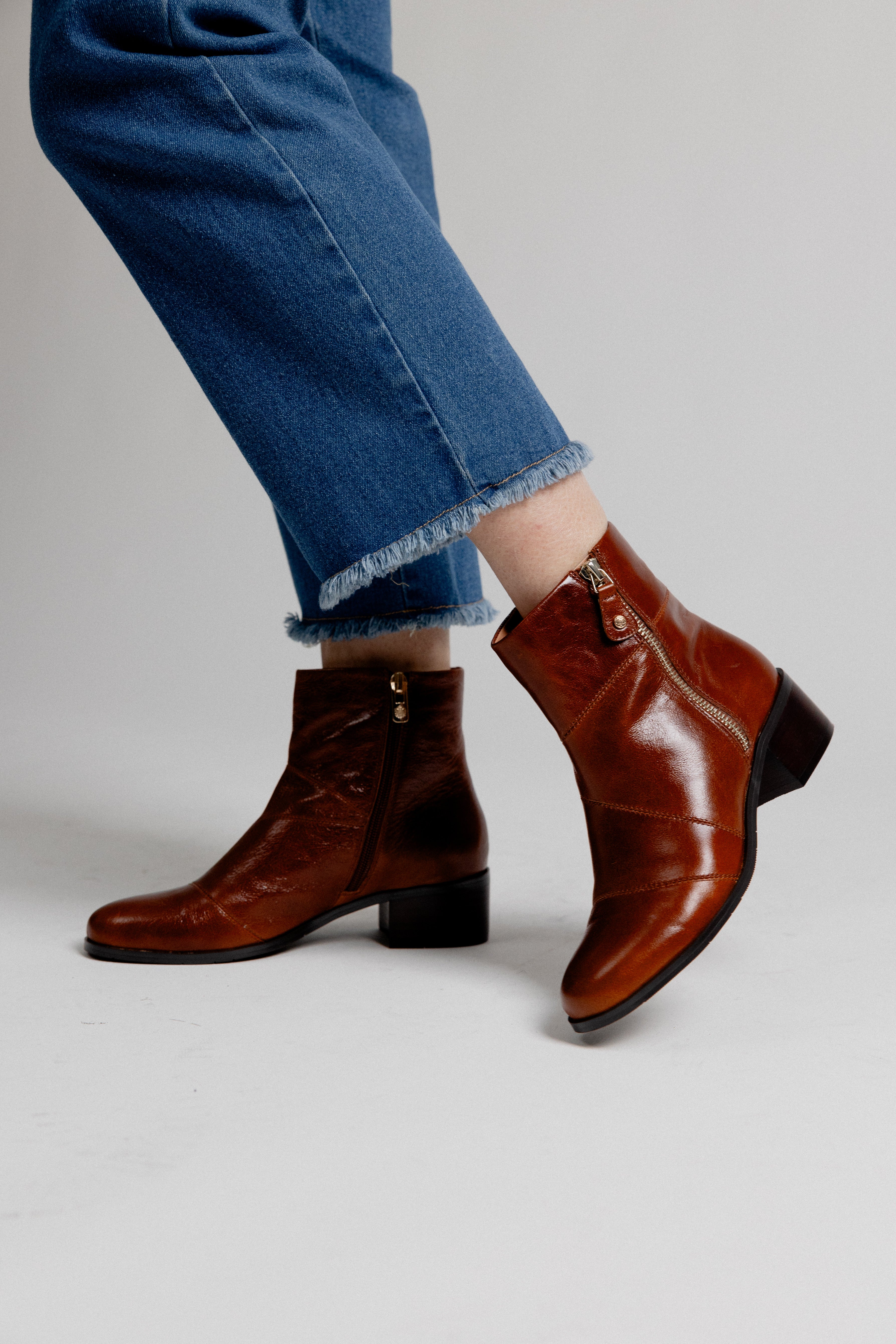 SCARLET ANKLE BOOTS - COGNAC