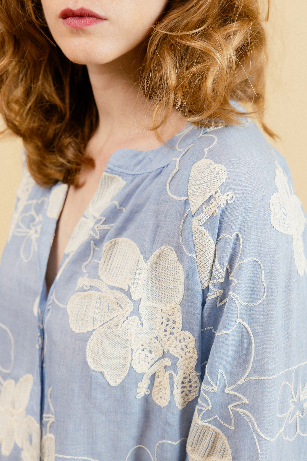 VIOLETTA - Chemise Bleue à Motif Floral Brodé