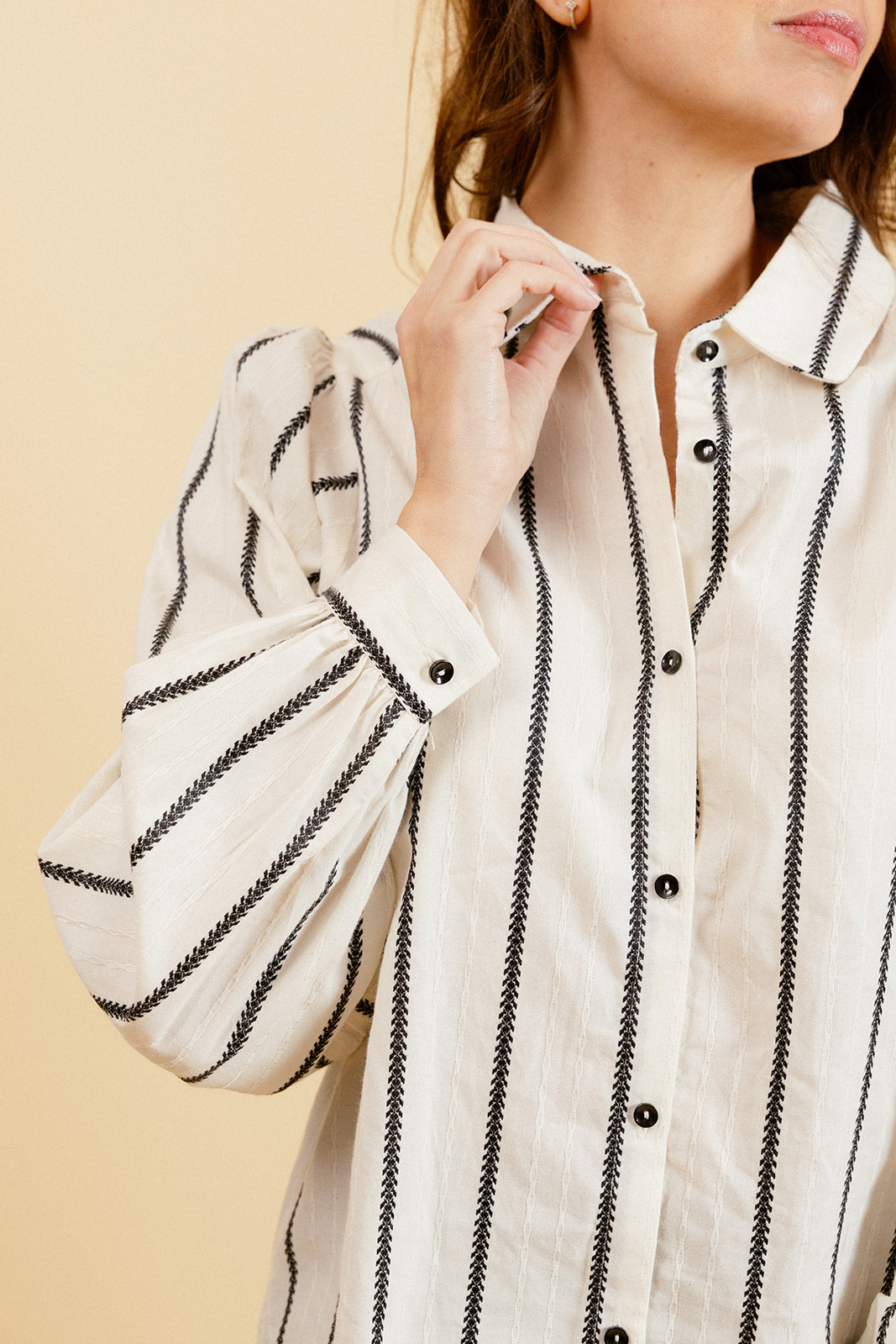 GRACIA - Chemise Écrue à Rayures Brodées Noires