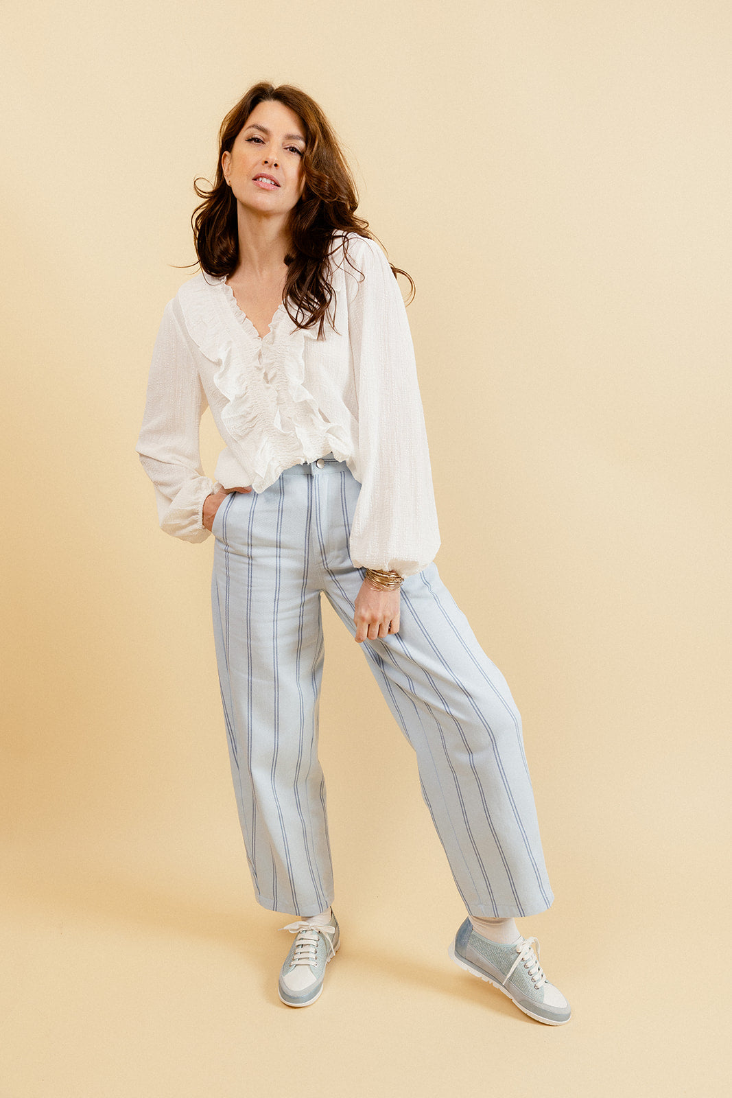 YOLÈNE - Blouse Unie Blanche à Col V et Froufrous