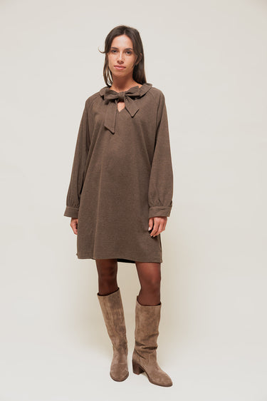 SORAYAE - Robe Courte en Maille Sweat Marron à Col Lavallière