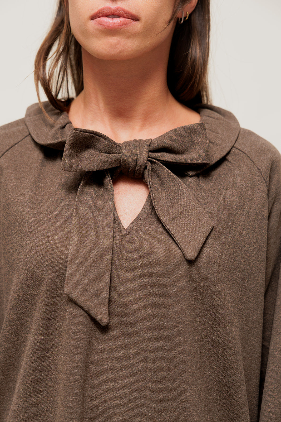 SORAYAE - Robe Courte en Maille Sweat Marron à Col Lavallière