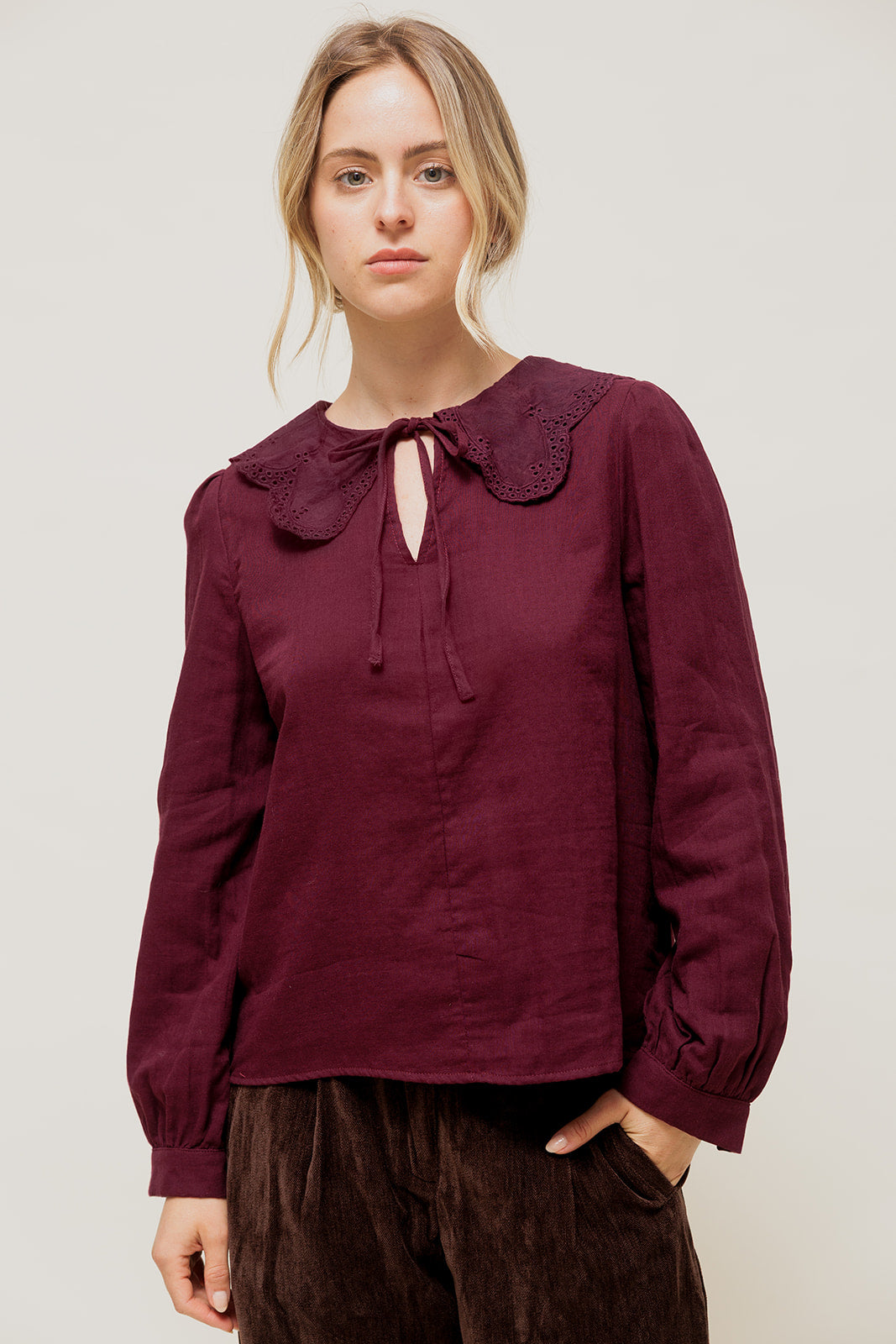 CORISANDE - Blouse Unie Aubergine à Grand Col Brodé