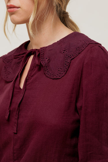 CORISANDE - Blouse Unie Aubergine à Grand Col Brodé
