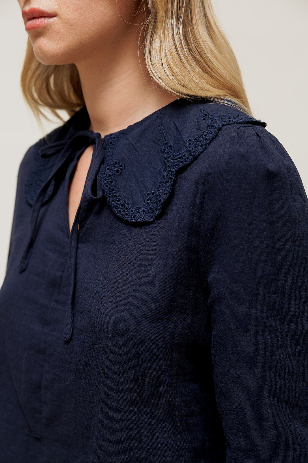 CORISANDE - Blouse Unie à Grand Col Brodé Marine