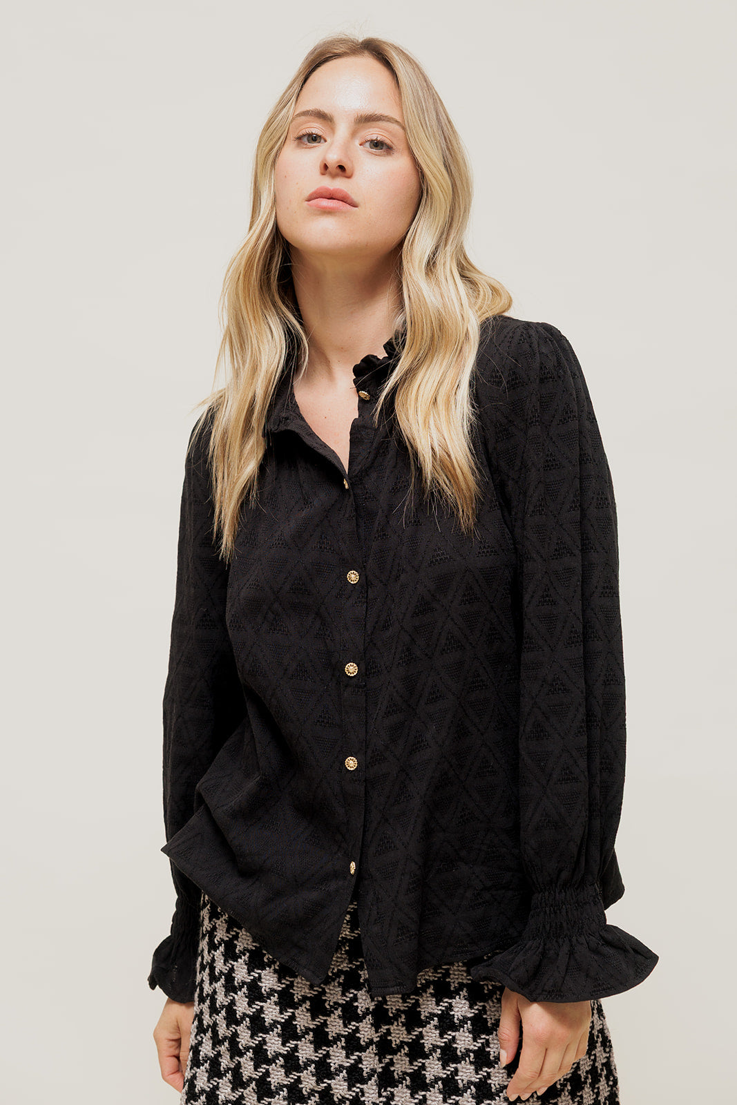 ISELYA - Chemise Noir à Reliefs et Détails Smockés