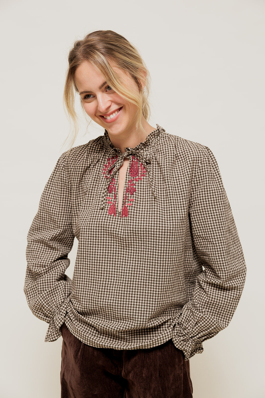 ORLINA - Blouse à Carreaux avec Broderie au Col Beige