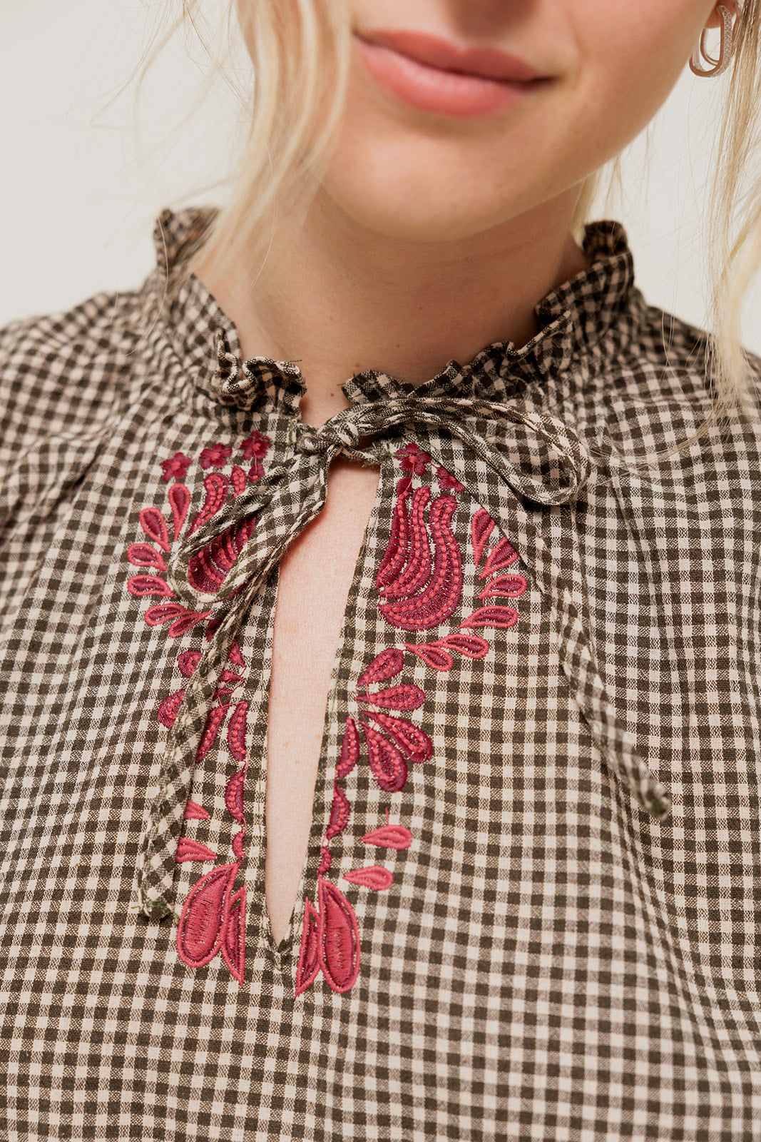 ORLINA - Blouse à Carreaux avec Broderie au Col Beige