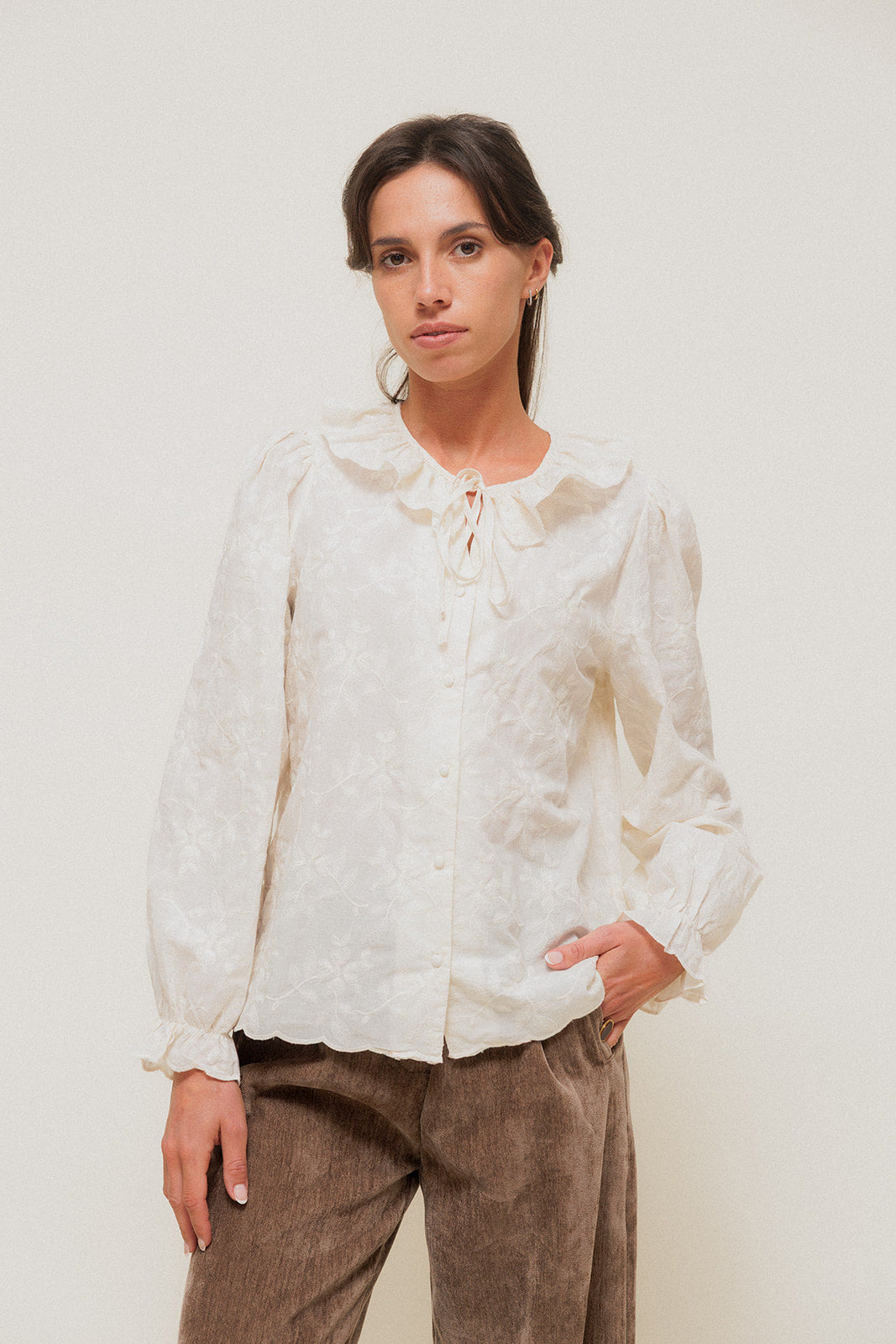 LORENCIA - Chemise Écrue Brodée à Col Volanté