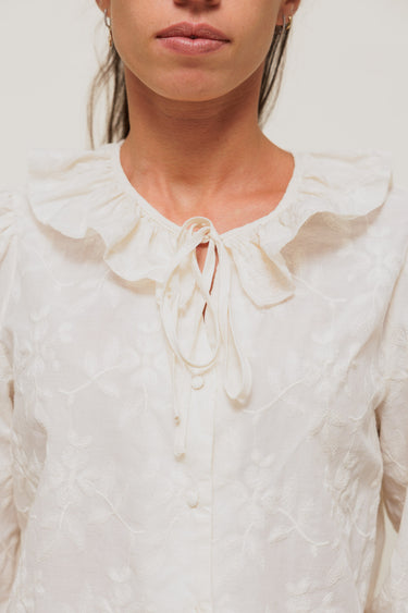 LORENCIA - Chemise Écrue Brodée à Col Volanté