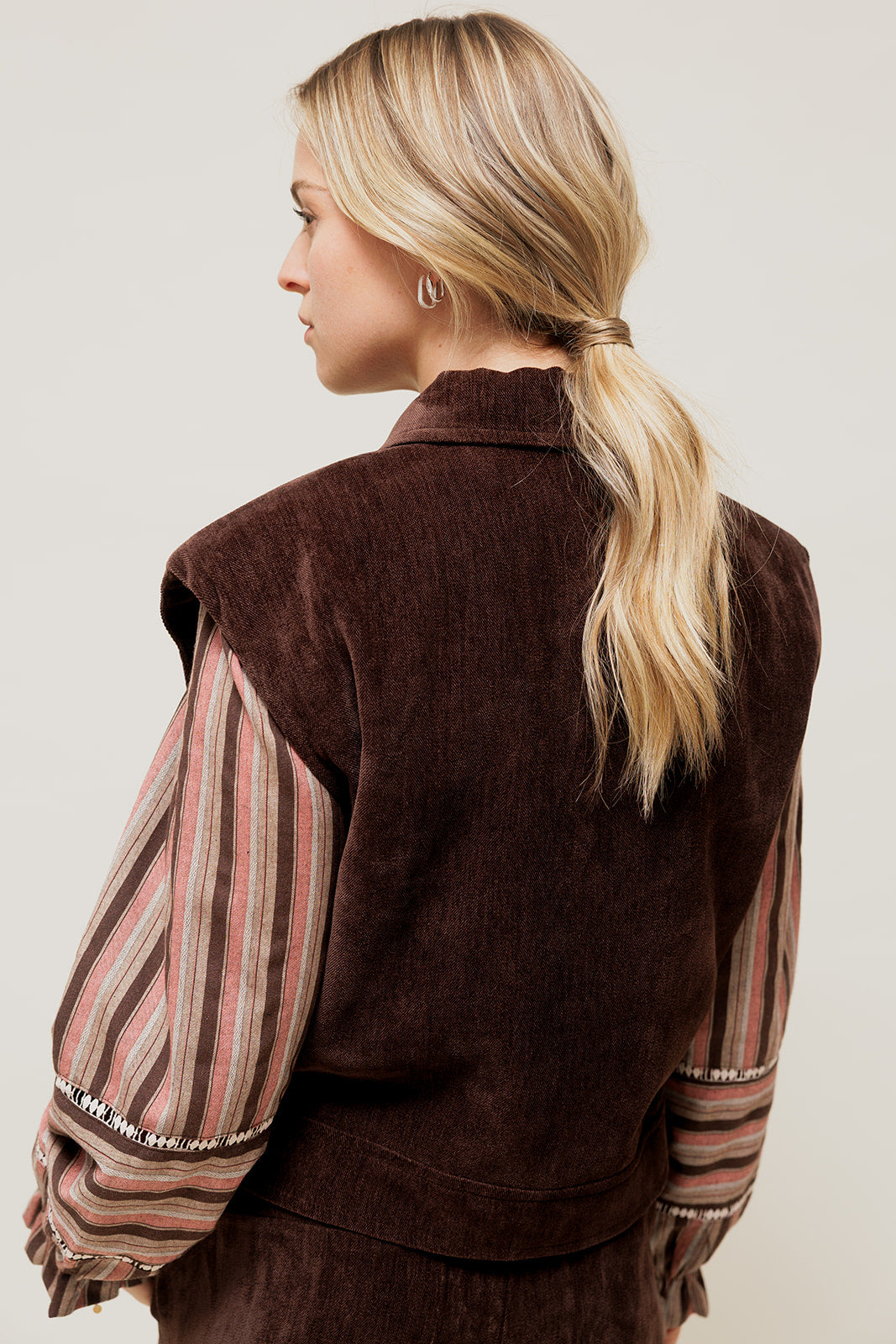 LIORINA - Veste Sans Manches Effet Velours Chocolat
