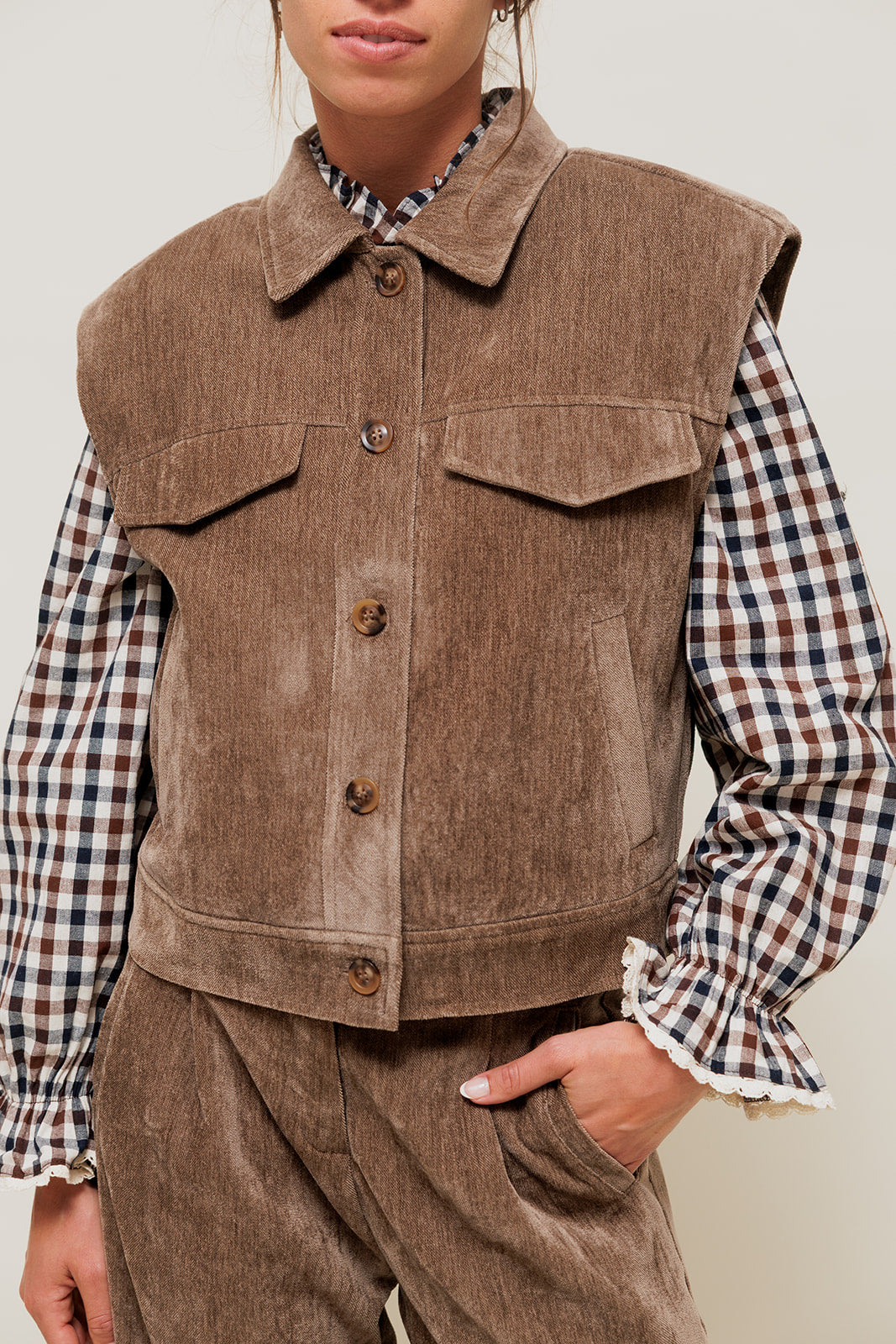 LIORINA - Veste Sans Manches Effet Velours Taupe