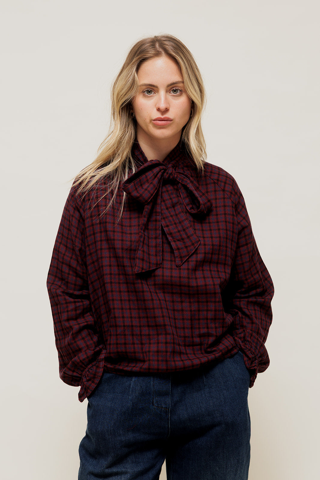 GÉLIANE - Blouse à Carreaux et Col à Nouer Aubergine