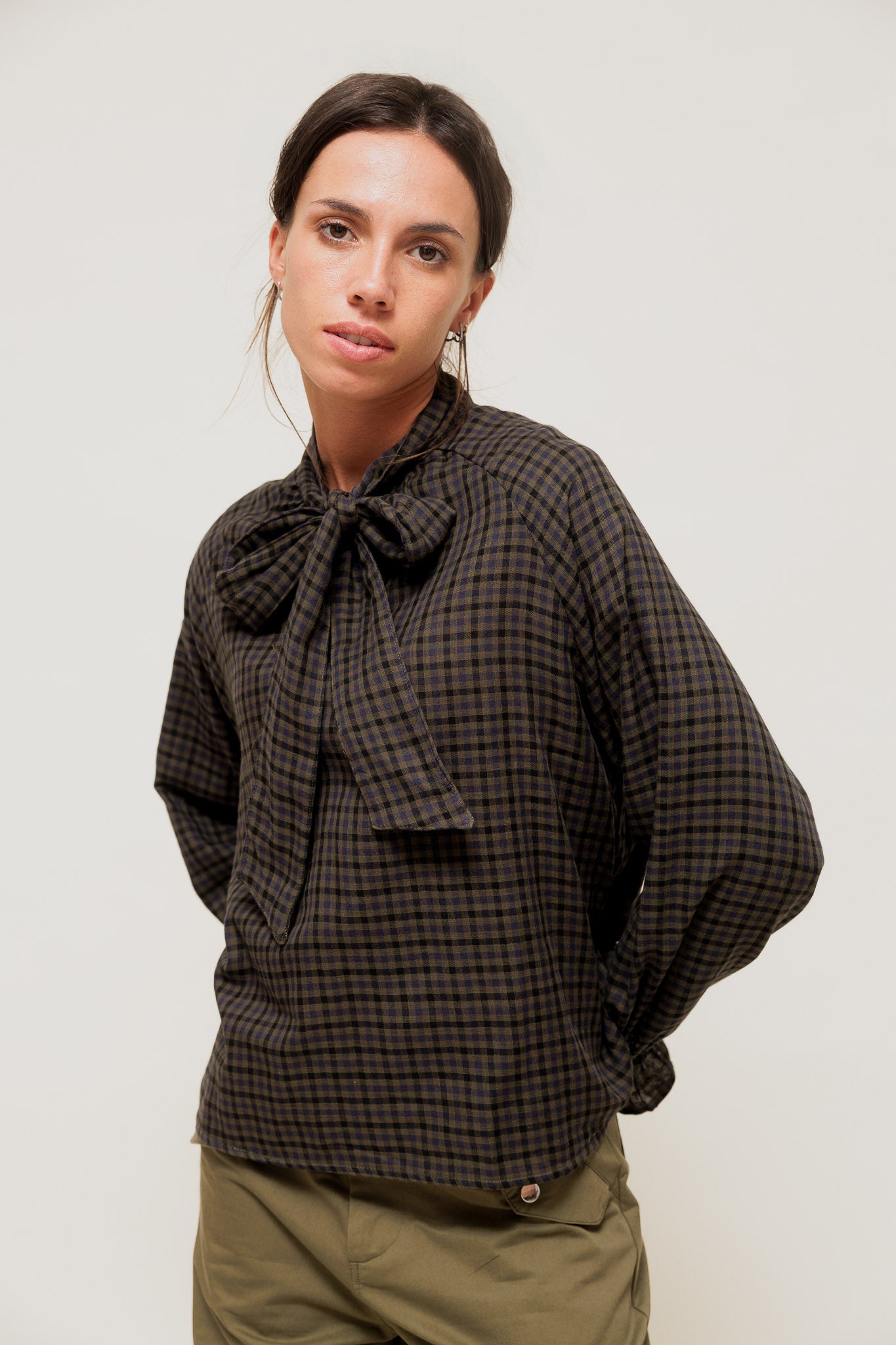 GÉLIANE - Blouse à Carreaux et Col à Nouer Kaki