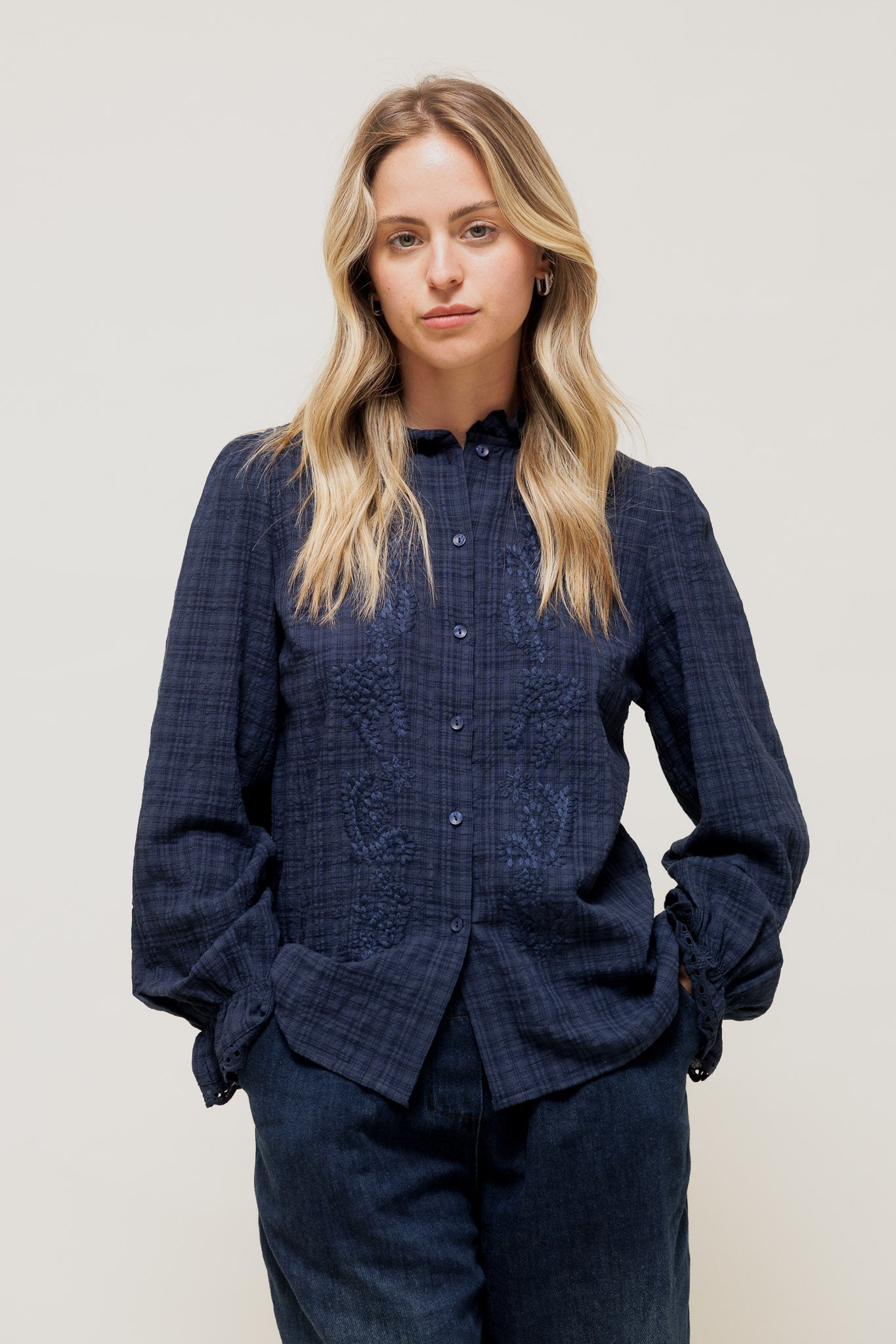 DORYNE - Chemise à Carreaux Ton sur Ton et Grand Col Brodé Marine
