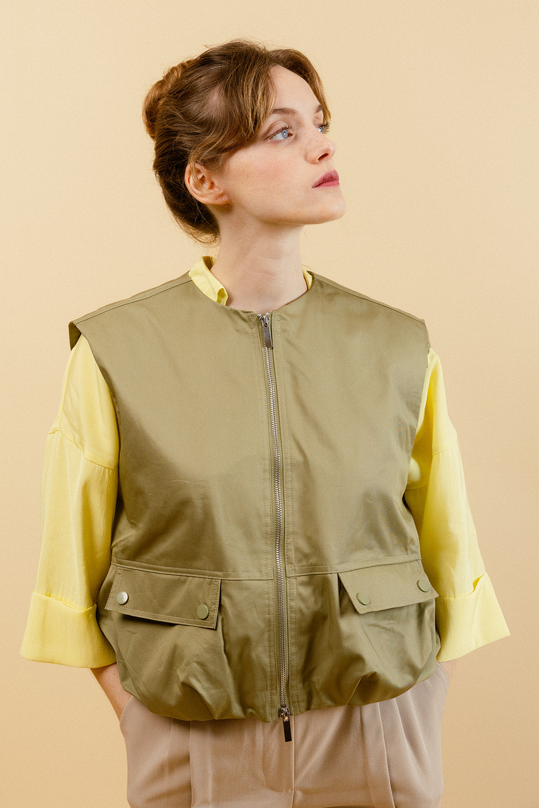 VÉRA - Veste Courte Kaki Unie Sans Manches