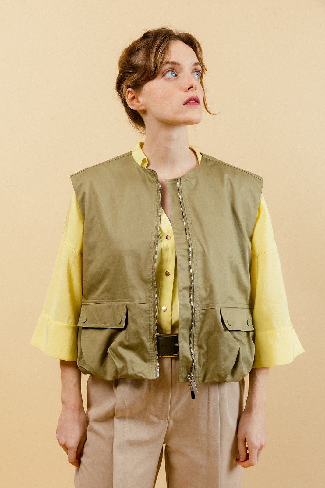 VÉRA - Veste Courte Kaki Unie Sans Manches