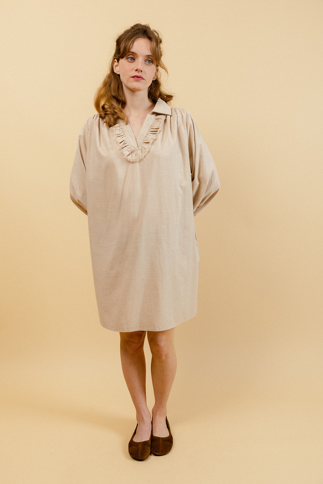 ALIZÉE - Robe courte beige unie à volants