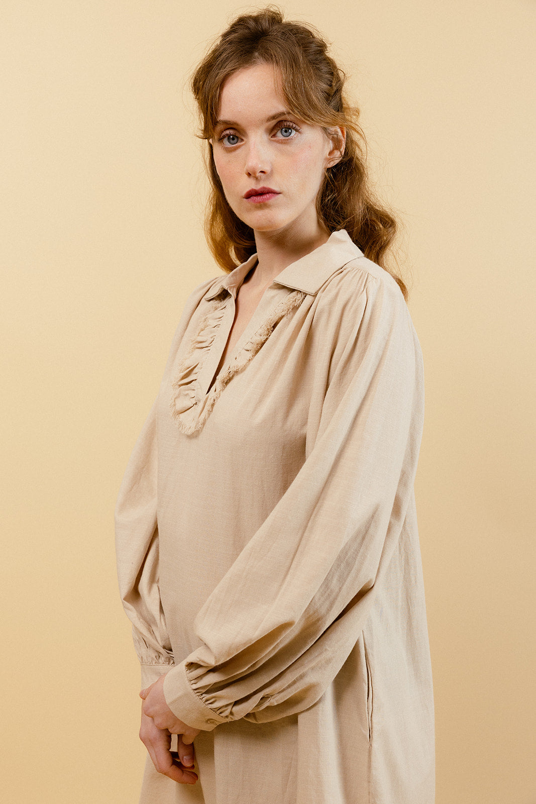 ALIZÉE - Robe courte beige unie à volants