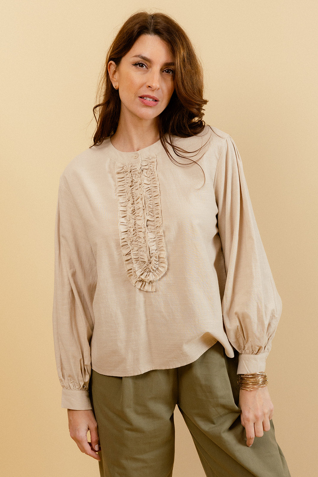 XR7047ISOLA - Chemise Unie Beige Femme à Détails Froufrous