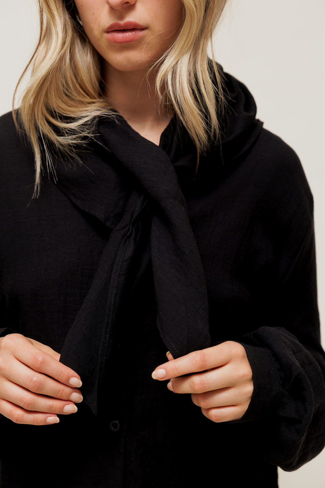 RARYNA - Chemise Fluide à Col Foulard Amovible Noir