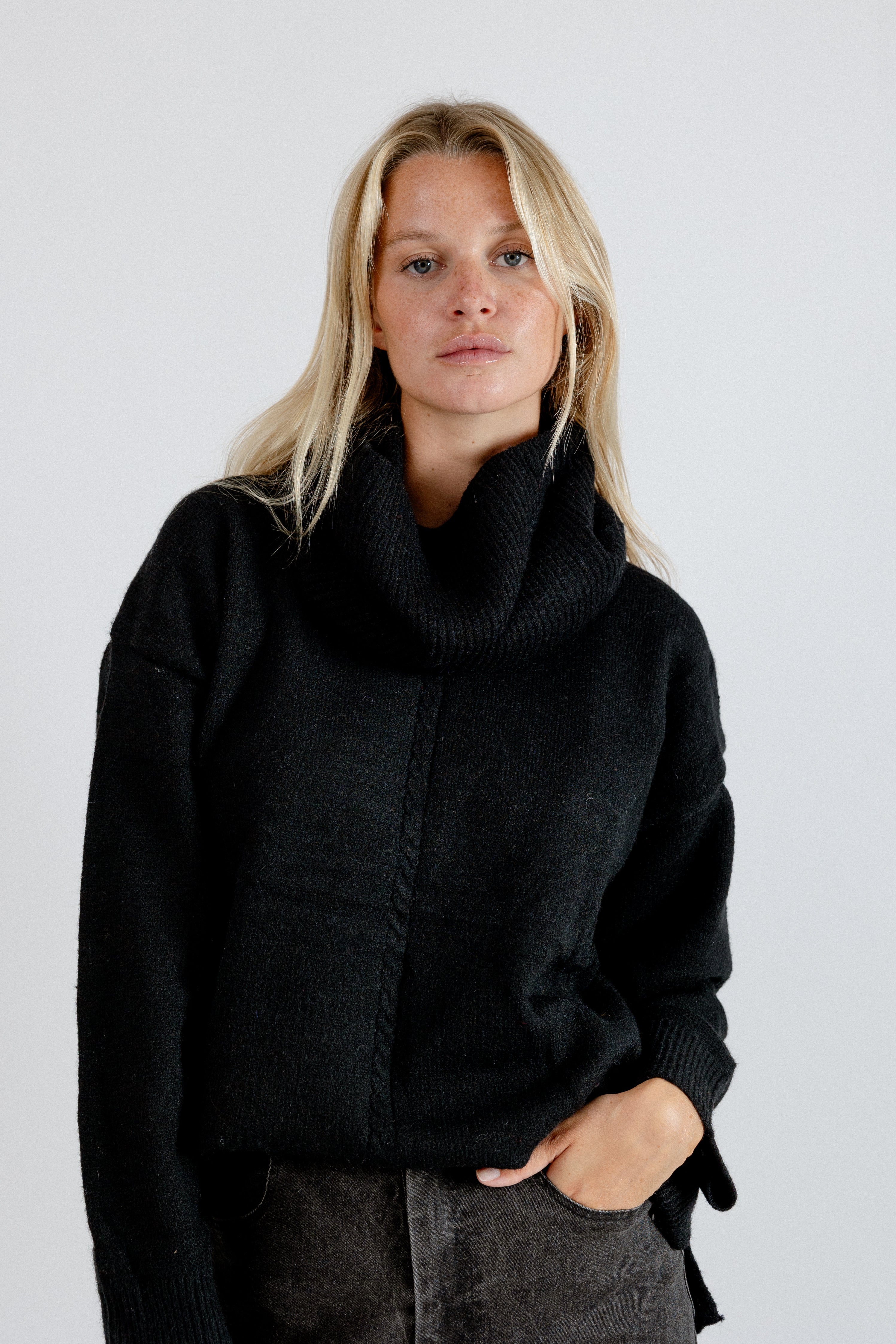 ZOÉ SWEATER WITH NECK WARMER - BLACK