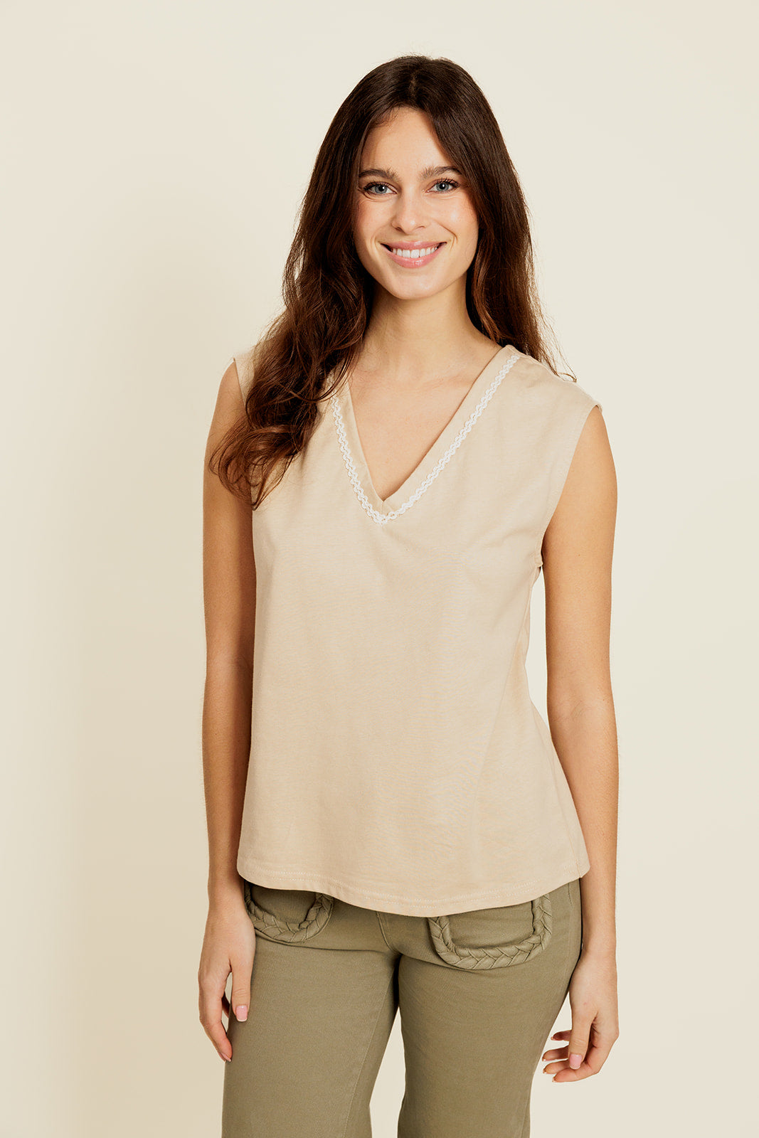 HÉLIOR - T-Shirt Col V Beige Bande dentelle au dos