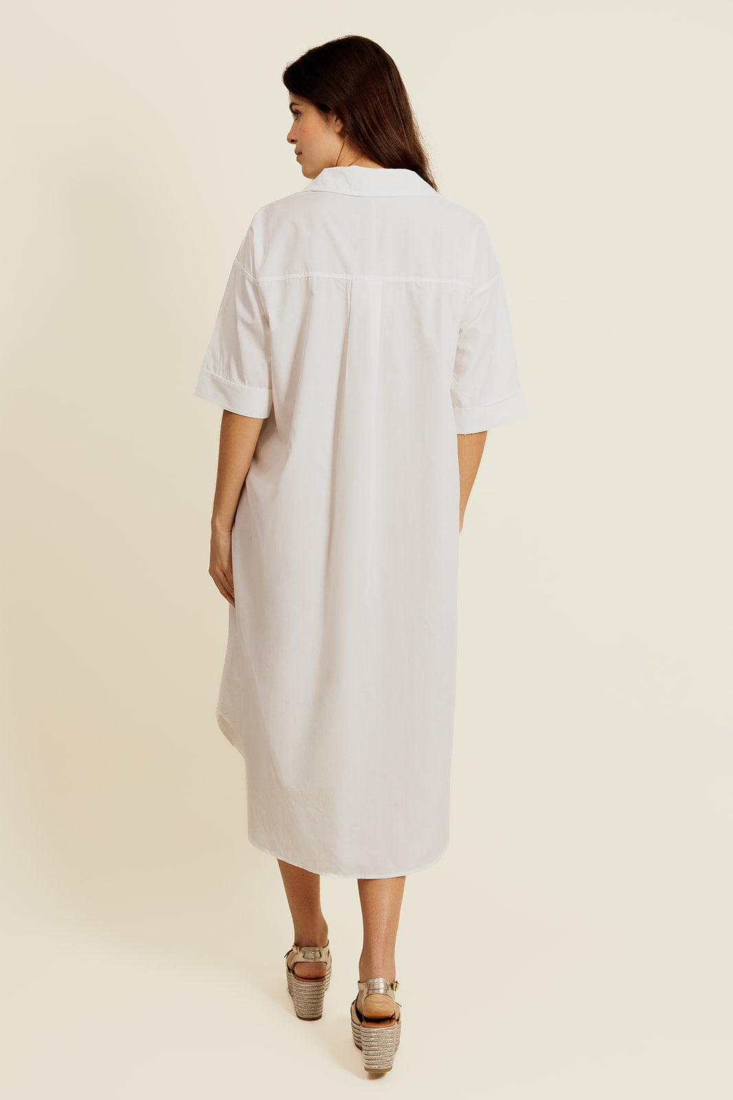 SOLÉRIE - Robe Chemise Blanc oversize avec Bouton Bijoux