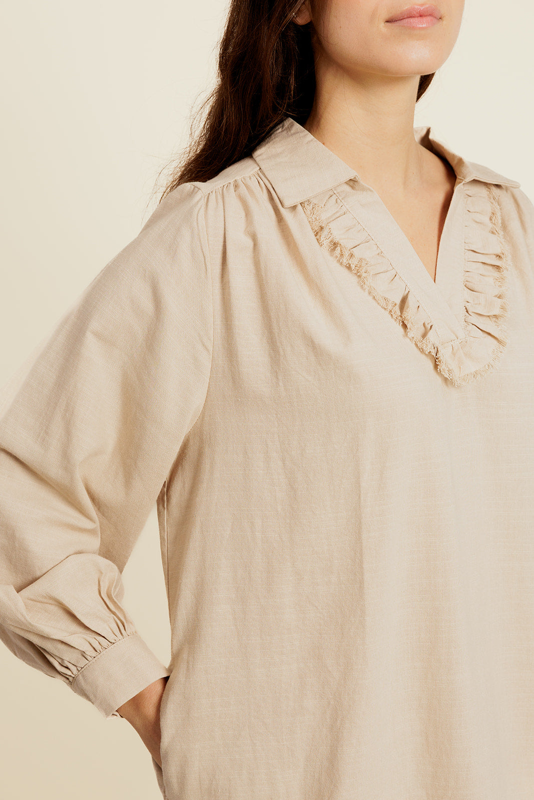 ALIZÉE - Robe courte beige unie à volants