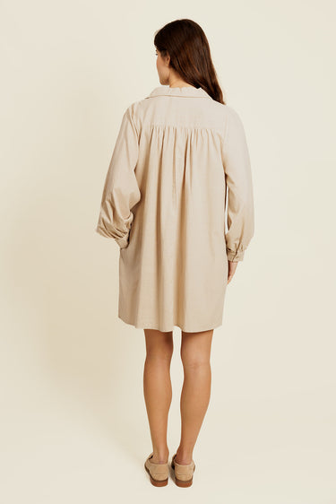 ALIZÉE - Robe courte beige unie à volants