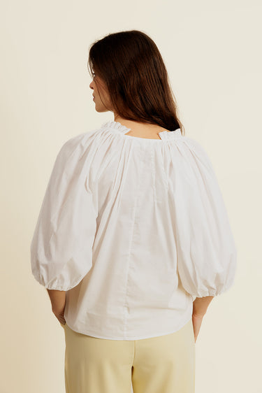 IRÉNOR - Blouse Blanche avec manche 2/3  Ballon et Froufrou