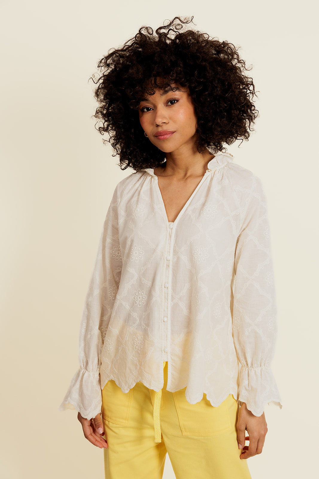 MADISON - Blouse Beige à Volants et Broderies