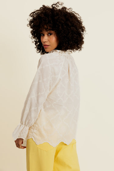 MADISON - Blouse Beige à Volants et Broderies