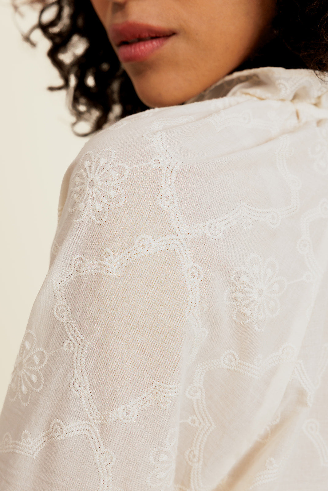 MADISON - Blouse Beige à Volants et Broderies