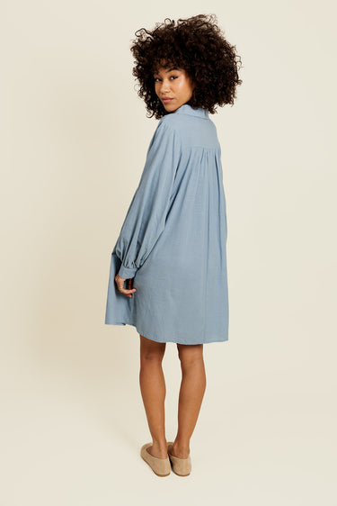 ALIZÉE - Robe courte bleue unie à volants
