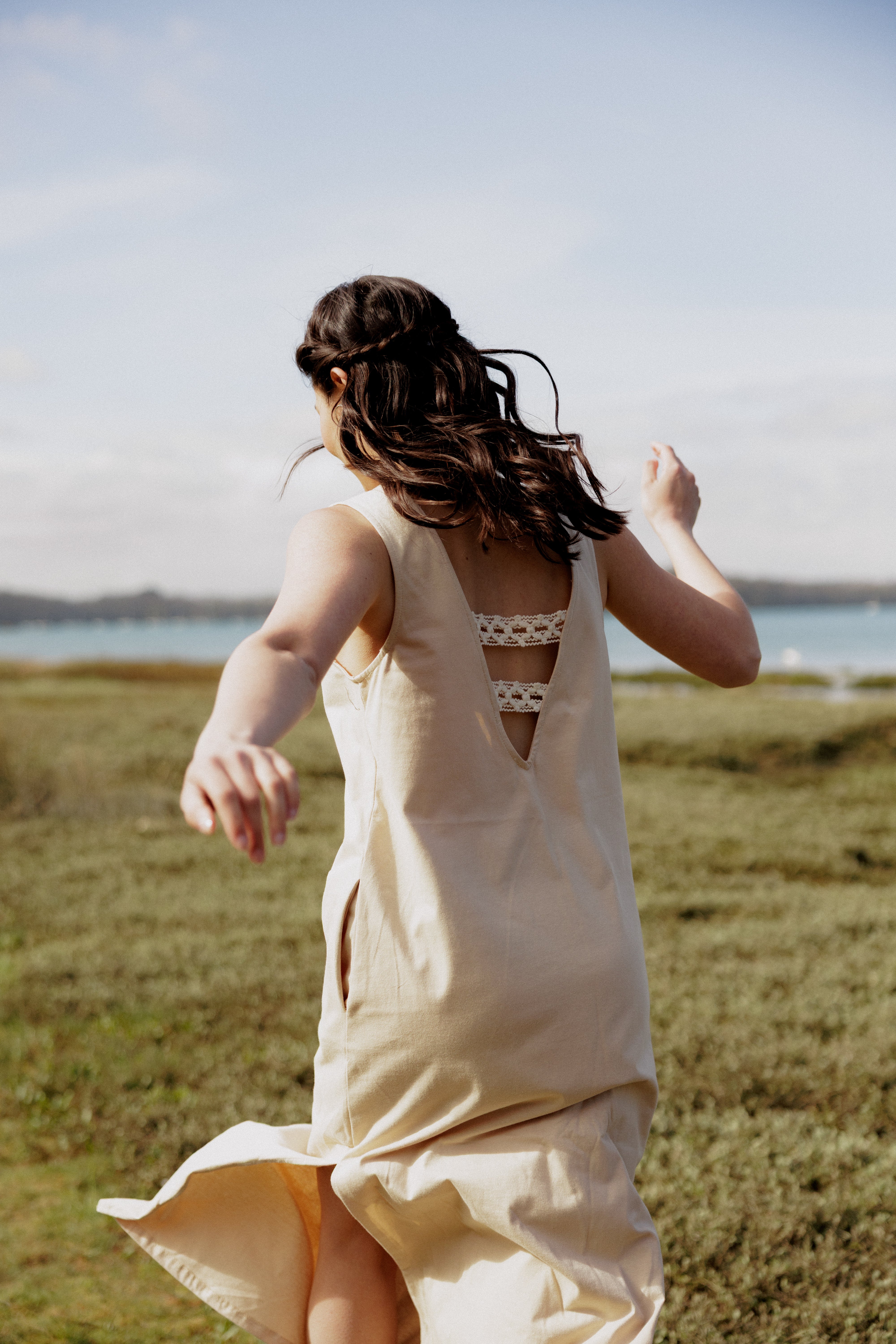 LÉONISSE - Robe Longue Beige à Dos Nu Dentelle