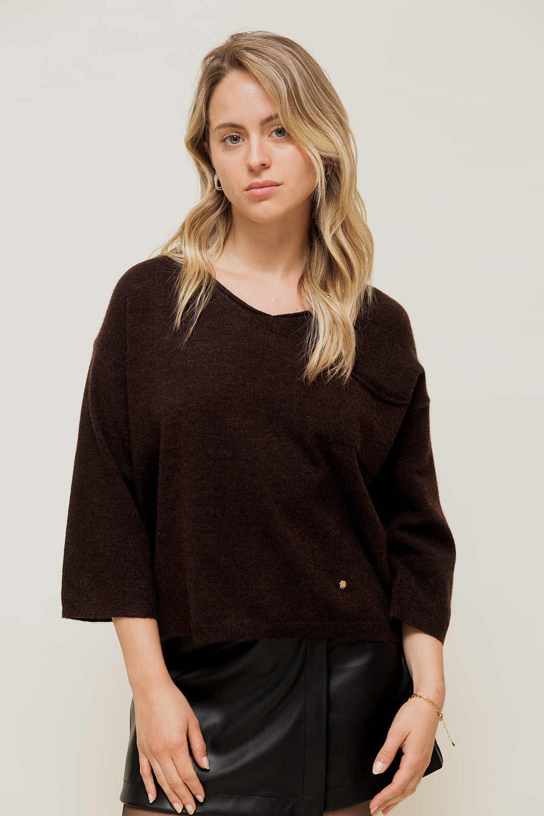 BERINA - Pull Col V à Manches 3/4 et Poche Poitrine Marron