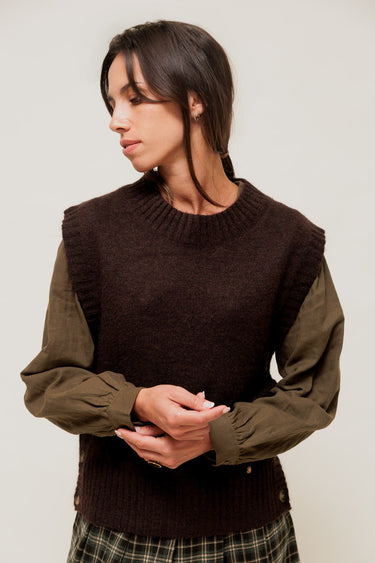 HELYNE - Pull Sans Manches à Boutons Latéraux Marron